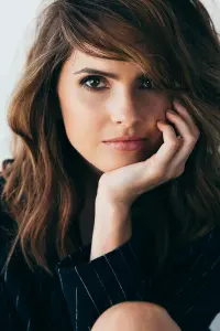 Фото Шеллі Хенніг (Shelley Hennig)