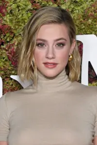 Фото Лілі Рейнхарт (Lili Reinhart)