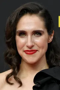 Фото  (Megan Amram)