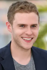 Фото  (Iain De Caestecker)