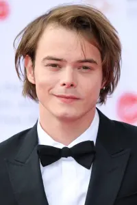 Фото Чарлі Хітон (Charlie Heaton)