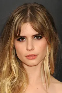 Фото  (Carlson Young)