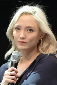 Фото Пом Клементьєв (Pom Klementieff)