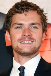 Фото  (Finn Jones)