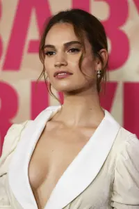 Фото Лілі Джеймс (Lily James)