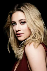 Фото Лілі Рейнхарт (Lili Reinhart)