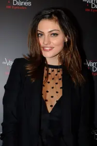 Фото Фібі Тонкін (Phoebe Tonkin)