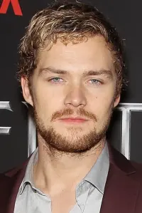 Фото  (Finn Jones)