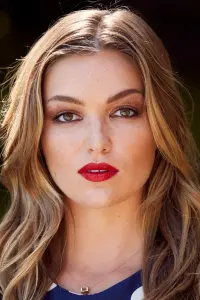 Фото Лілі Сіммонс (Lili Simmons)