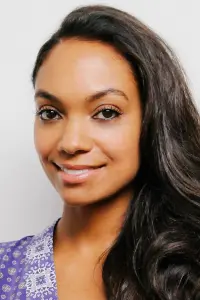 Фото  (Lyndie Greenwood)