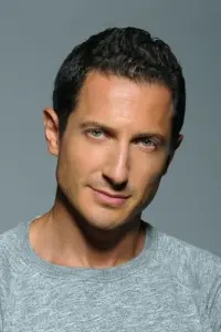 Фото Саша Ройз (Sasha Roiz)