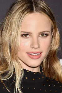 Фото Халстон Сейдж (Halston Sage)