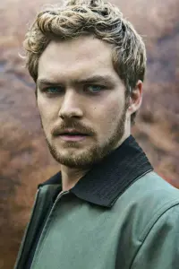 Фото  (Finn Jones)