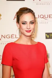 Фото Нора Арнезедер (Nora Arnezeder)