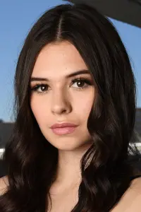 Фото  (Nicole Maines)