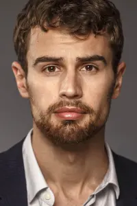 Фото  (Theo James)