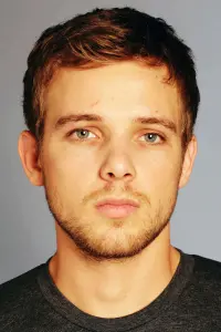 Фото Макс Тьєріот (Max Thieriot)