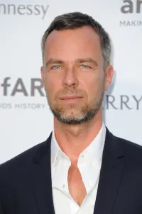 Фото JR Борн (JR Bourne)