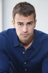 Фото  (Theo James)