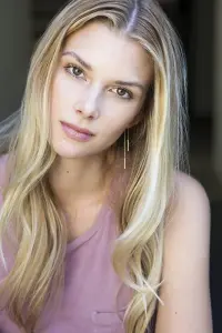 Фото  (Emma Ishta)