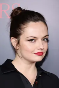 Фото Емілі Мід (Emily Meade)