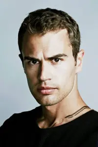 Фото  (Theo James)