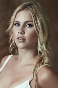 Фото Клер Холт (Claire Holt)