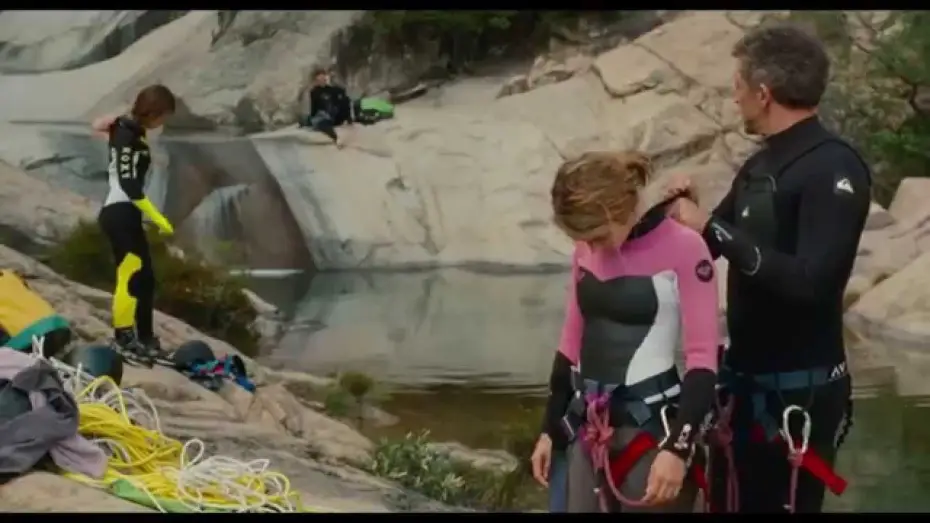 Відео до фільму Ця незручна мить | Un moment d'&eacute;garement (2015) - Trailer French