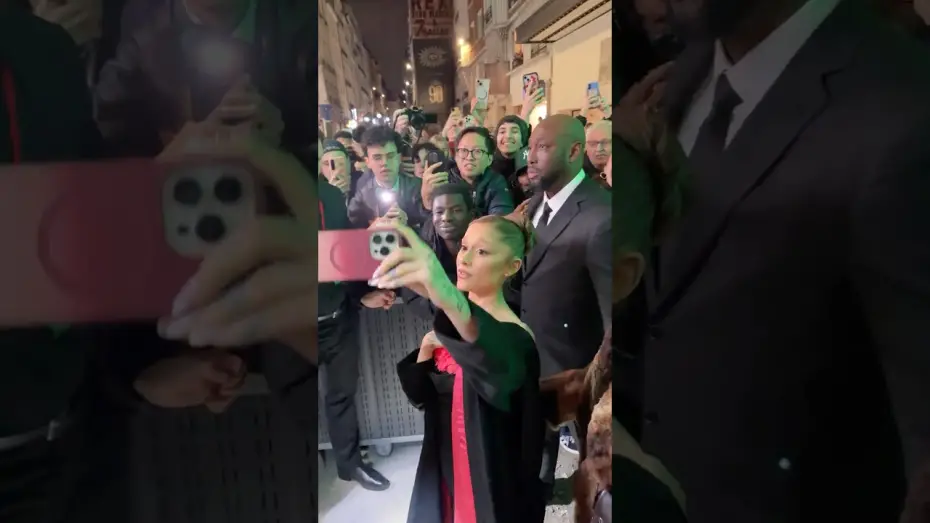 Відео до фільму Wicked: Чародійка. Частина 2 | Ariana Grande showing all the love to fans at the Paris screening