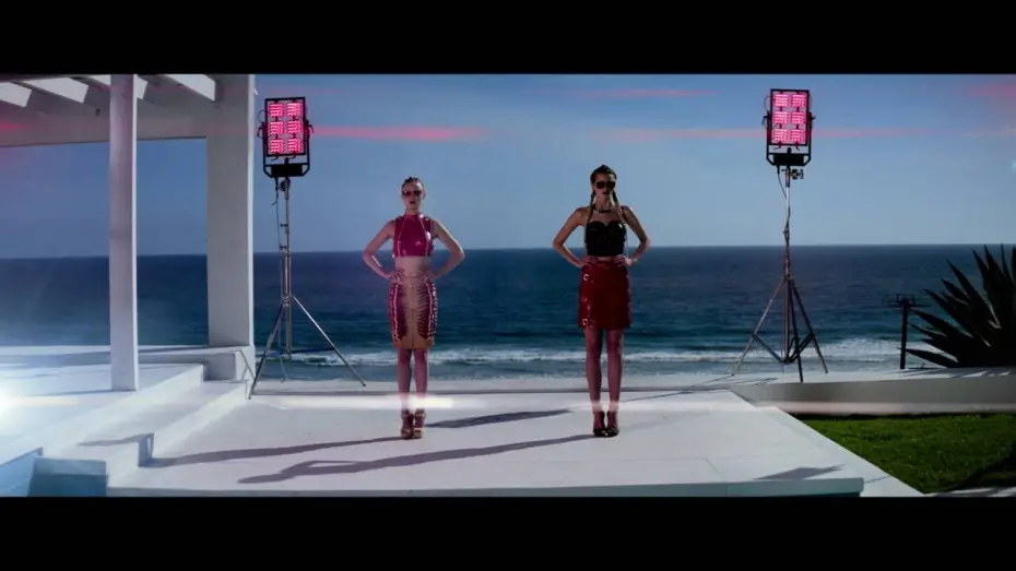 Відео до фільму Неоновий демон | 'Dangerous'