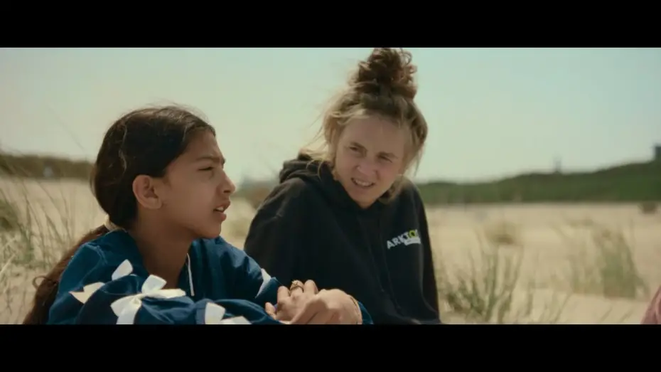 Відео до фільму In Between Waves | Tussen de golven | Ket & Doc 2026 | Trailer | JEF