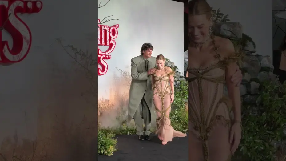 Відео до фільму &laquo;Буремний перевал&raquo; | Margot Robbie & Jacob Elordi caught in the rain at the "WUTHERING HEIGHTS" UK Premiere