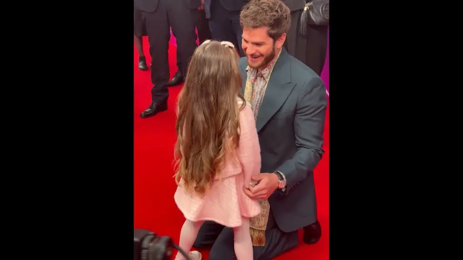 Відео до фільму Час жити | Andrew Garfield reunites with on screen daughter at We Live in Time premiere