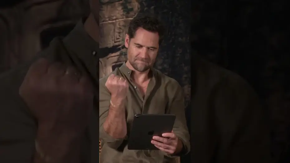 Відео до фільму Світ Юрського періоду: Відродження | Rupert Friend & Manuel Garcia-Rulfo play the Jurassic World Rebirth 16-Bit game!