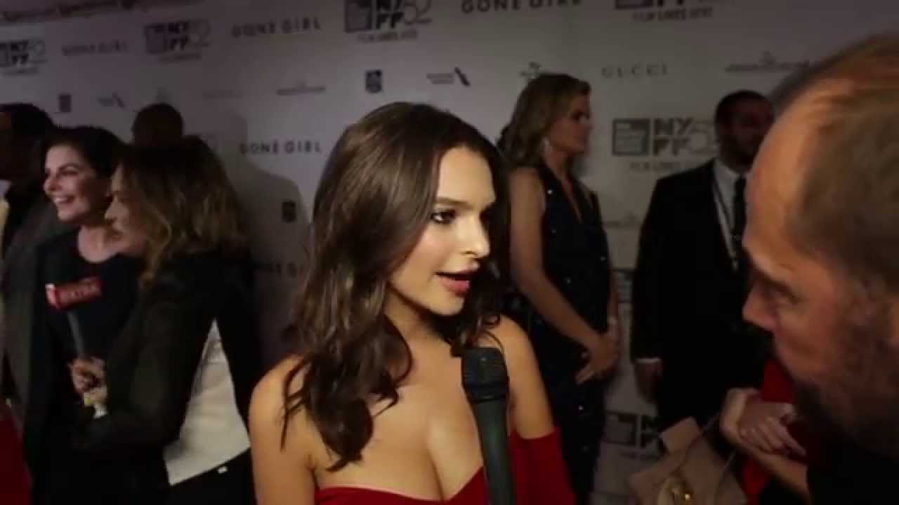 Видео к фильму Загублена | NYFF52 "Gone Girl" Red Carpet | Emily Ratajkowski