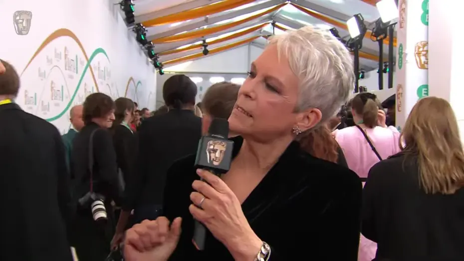 Відео до фільму Все завжди і водночас | Jamie Lee Curtis Shares The Love For Co-Star Michelle Yeoh | EE BAFTAs Red Carpet