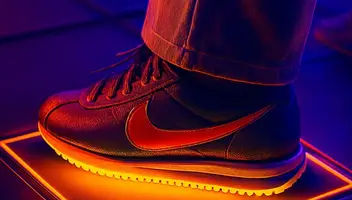 Дівчина в інтерактивній кімнаті