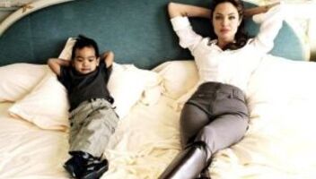 Мама с ребенком школьником на съемки ТВ журнала