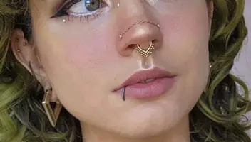 Шукаємо дівчину з пірсингом (чим більше, тим краще)