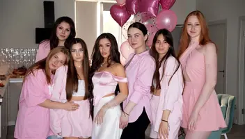 Модель для зйомок відео привітання