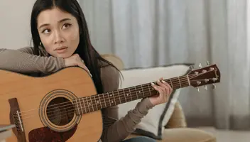 В пошуку моделі для фотосесії з гітарою