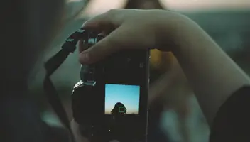 В пошуку моделі для вечірньої фотосесії