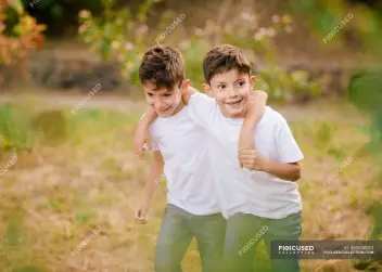 ХЛОПЦІ-БЛИЗНЮКИ (ДІТИ ТА ПІЛІТКИ) ДЛЯ ЗЙОМКИ У МУЗИЧНОМУ ВІДЕОКЛІПІ