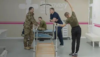 Військові з інвалідністю (протез, коляска)