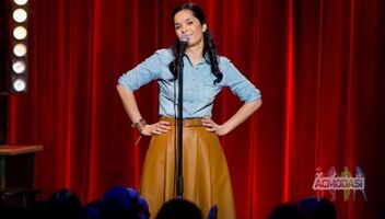 Девушка стэндапер