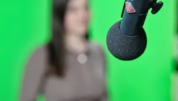 Ведуча для серії освітніх відео про штучний інтелект