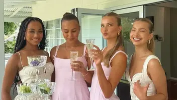 Модель для зйомок відео привітання