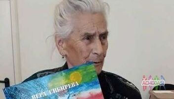 Герой сюжета - Человек, продающий авторские книги 