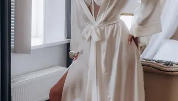 Модель для творчої будуарної фотосессії з денним осівітленням.