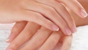 Девушки с красивыми руками и натуральными ногтями